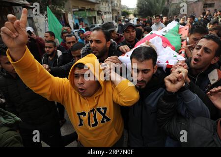 (190209) -- GAZA, 9. Februar 2019 -- Trauernde tragen die Leiche des 14-jährigen Palästinensers Hassan Shalabi, der bei seiner Beerdigung im zentralen Gazastreifen am 9. Februar 2019 von israelischen Soldaten erschossen wurde. Mindestens zwei Palästinenser wurden am Freitagnachmittag von israelischen Soldaten bei Zusammenstößen mit Hunderten palästinensischer Demonstranten im östlichen Gazastreifen nahe der Grenze zu Israel getötet und Dutzende verwundet, sagten Mediziner. Yasser Qudih) MIDEAST-GAZA-FUNERAL ZhaoxYue PUBLICATIONxNOTxINxCHN Stockfoto