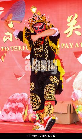 (190209) -- QINZHOU, 9. Februar 2019 (Xinhua) -- ein Schauspieler führt die Technik des Wandels auf einer Tempelmesse in Qinzhou, Südchinas autonome Region Guangxi Zhuang, 8. Februar 2019 durch. (Xinhua/Zhang Ailin) CHINA-GUANGXI-QINZHOU-TEMPLE FAIR (CN) PUBLICATIONxNOTxINxCHN Stockfoto