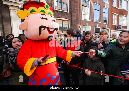 (190209) -- THE HAGUE (THE NETHERLANDS), 9. Februar 2019 -- Ein Performer, der als der chinesische Gott des Reichtums gekleidet ist, bietet den Zuschauern während einer chinesischen Neujahrsfeier am 9. Februar 2019 in den Haag, den Niederlanden, rote Pakete an. Verschiedene Aktivitäten mit chinesischer Kultur wurden hier abgehalten, um das chinesische Mondneujahr zu feiern. ) DIE NIEDERLANDE-DEN HAAG-CHINA-LUNAR NEUJAHRSFEIER ZHENGXHUANSONG PUBLICATIONXNOTXINXCHN Stockfoto