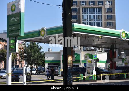 Brooklyn, Usa. September 2023. Polizeiband schützt den Tatort vor der BP-Tankstelle nach einer Schießerei an der Tankstelle. Heute Morgen um etwa 4:07 Uhr reagierte die Polizei auf einen Anruf von 911 eines männlichen Schusses auf die 1525 Myrtle Avenue in Brooklyn, New York. Die Offiziere fanden einen 33-jährigen Mann mit einer Schussverletzung am Kopf. Das Opfer wurde vom Rettungsdienst nach NYC Health and Hospitals/Elmhurst transportiert, wo er für tot erklärt wurde. Es gibt keine Verhaftungen, und die Ermittlungen sind noch nicht abgeschlossen. (Foto: Kyle Mazza/SOPA Images/SIPA USA) Credit: SIPA USA/Alamy Live News Stockfoto