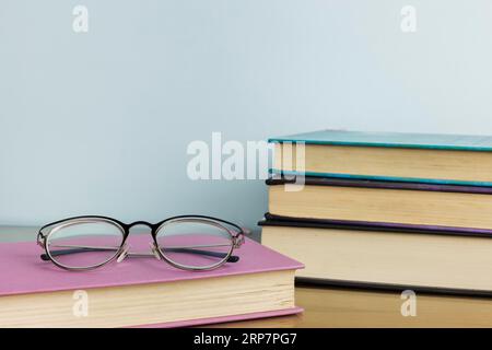 Stillleben mit Literaturkonzept Stockfoto