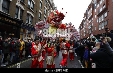 (190210) -- LONDON, 10. Februar 2019 -- die Menschen führen den Drachentanz während einer chinesischen Mondparade am 10. Februar 2019 in London auf. Am Sonntag fand in London eine der größten chinesischen Neujahrsfeiern außerhalb Asiens statt, die Zehntausende Besucher in das Herz der britischen Hauptstadt zog, um die Freude zu teilen. Die Feier begann mit einer großen Parade mit 30 Teams, darunter ein chinesisches Drachen- und Löwenteam, ein ikonischer Londoner Doppeldeckerbus und eine Vielzahl von Floats, die vom Trafalgar Square über West End durch die Straßen strömten, bevor sie das letzte Ziel Chinatown erreichten Stockfoto