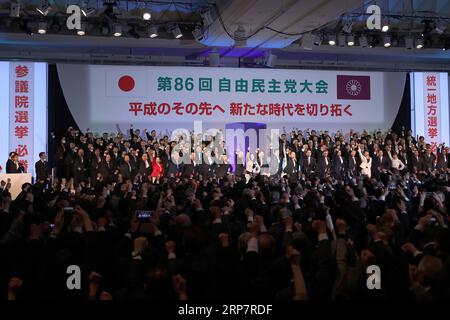 (190211) -- PEKING, 11. Februar 2019 -- Foto vom 10. Februar 2019 zeigt den Schauplatz der jährlichen Versammlung der führenden Liberaldemokratischen Partei Japans (LDP) in Tokio. Die LDP hielt ihre 86. Versammlung am Sonntag ab. XINHUA FOTOS DES TAGES DuxXiaoyi PUBLICATIONxNOTxINxCHN Stockfoto