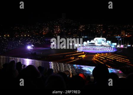 (190211) -- SARAJEVO, 11. Februar 2019 (Xinhua) -- Tänzerinnen und Tänzer treten während der Eröffnungszeremonie des 14. Europäischen Jugend-Olympischen Festivals (EYOF 2019) im städtischen Olympiastadion in Sarajevo, Bosnien und Herzegowina (BiH) am 10. Februar 2019 auf. (Xinhua/Nedim Grabovica) (SP)BOSNIEN UND HERZEGOWINA-SARAJEVO-EUROPEAN YOUTH OLYMPIC FESTIVAL PUBLICATIONxNOTxINxCHN Stockfoto