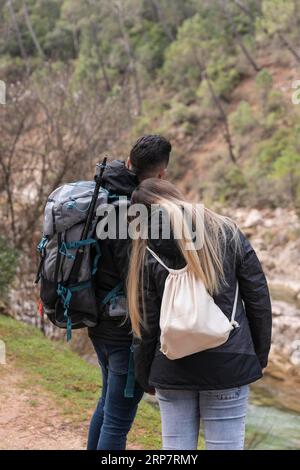 Paar mit Rucksack, der die Natur erkundet 3 Stockfoto