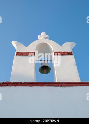 Blick auf den weiß getünchten Glockenturm mit blauem Himmel im Hintergrund, Ia, Oia, Santorin, Griechenland Stockfoto