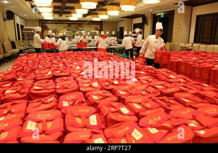 (190211) -- PEKING, 11. Februar 2019 -- Ein Mitarbeiter bereitet verpackte Mahlzeiten für das Frühlingsfest in einem Restaurant in Suzhou, der ostchinesischen Provinz Jiangsu, am 3. Februar vor. 2019. ) Xinhua Schlagzeilen: Lunar Neujahrsverbrauch spiegelt Chinas wirtschaftliche Stärke wider WangxJiankang PUBLICATIONxNOTxINxCHN Stockfoto