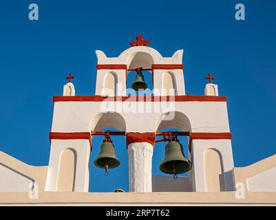 Glockenturm der griechisch-orthodoxen Kirche zur Darstellung der Mutter des Herrn, Ia, Oia, Santorin, Griechenland Stockfoto