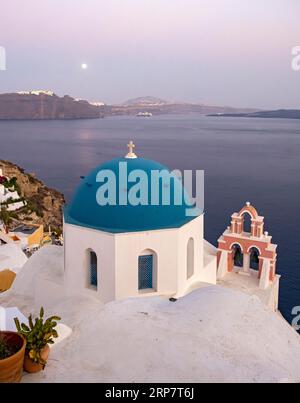 Die orthodoxe Kirche Anastasis mit blauem Kuppeldach in der Abenddämmerung, Ia, Oia, Santorin, Thira, Griechenland Stockfoto