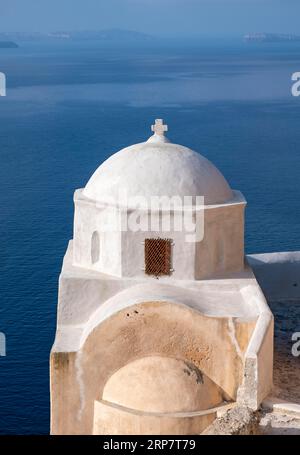 Weiß getünchte Agios Nikolaos Schlosskirche mit blauem Meer im Hintergrund, Ia, Oia, Santorin, Thira, Griechenland Stockfoto