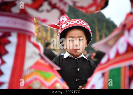 (190211) -- QIANDONGNAN, 11. Februar 2019 (Xinhua) -- Ein Junge der Miao-ethnischen Gruppe nimmt an einer Lusheng-Tanzaktivität im Dorf Cenzui der Gemeinde Langdong im Kreis Rongjiang, Provinz Guizhou im Südwesten Chinas, 11. Februar 2019, dem siebten Tag des chinesischen Mondneujahrs, Teil. Die Einheimischen luden am Montag Lusheng-Teams aus benachbarten Dörfern ein, um gemeinsam das Frühlingsfest oder das chinesische Mondneujahr zu feiern. (Xinhua/Wang Bingzhen) CHINA-GUIZHOU-QIANDONGNAN-LUSHENG-CELEBRATION (CN) PUBLICATIONxNOTxINxCHN Stockfoto