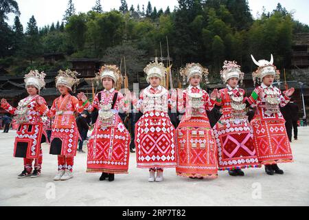 (190211) -- QIANDONGNAN, 11. Februar 2019 (Xinhua) -- Menschen der Miao-ethnischen Gruppe führen Lusheng-Tanz im Dorf Cenzui der Gemeinde Langdong im Kreis Rongjiang, Provinz Guizhou im Südwesten Chinas, 11. Februar 2019, dem siebten Tag des chinesischen Mondneujahrs, auf. Die Einheimischen luden am Montag Lusheng-Teams aus benachbarten Dörfern ein, um gemeinsam das Frühlingsfest oder das chinesische Mondneujahr zu feiern. (Xinhua/Li Changhua) CHINA-GUIZHOU-QIANDONGNAN-LUSHENG-CELEBRATION (CN) PUBLICATIONxNOTxINxCHN Stockfoto