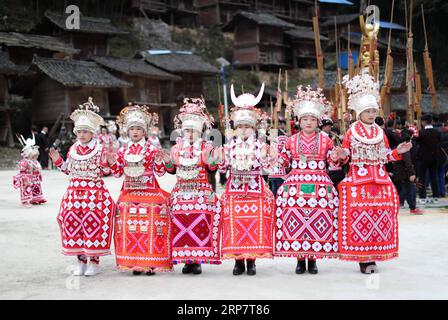 (190211) -- QIANDONGNAN, 11. Februar 2019 (Xinhua) -- Menschen der Miao-ethnischen Gruppe führen Lusheng-Tanz im Dorf Cenzui der Gemeinde Langdong im Kreis Rongjiang, Provinz Guizhou im Südwesten Chinas, 11. Februar 2019, dem siebten Tag des chinesischen Mondneujahrs, auf. Die Einheimischen luden am Montag Lusheng-Teams aus benachbarten Dörfern ein, um gemeinsam das Frühlingsfest oder das chinesische Mondneujahr zu feiern. CHINA-GUIZHOU-QIANDONGNAN-LUSHENG-CELEBRATION (CN) PUBLICATIONxNOTxINxCHN Stockfoto