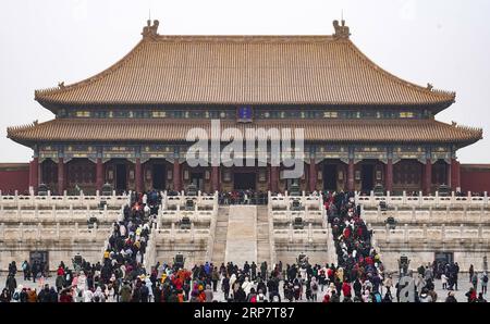 (190211) -- PEKING, 11. Februar 2019 -- Touristen besuchen das Palastmuseum in Peking, Hauptstadt von China, 5. Februar 2019, den ersten Tag des chinesischen Mondneujahrs. ) Xinhua Schlagzeilen: Der Lunar Neujahrsverbrauch spiegelt Chinas wirtschaftliche Stärke wider ShenxBohan PUBLICATIONxNOTxINxCHN Stockfoto