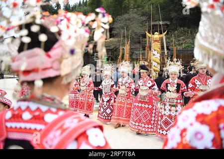 (190211) -- QIANDONGNAN, 11. Februar 2019 (Xinhua) -- Menschen der Miao-ethnischen Gruppe führen Lusheng-Tanz im Dorf Cenzui der Gemeinde Langdong im Kreis Rongjiang, Provinz Guizhou im Südwesten Chinas, 11. Februar 2019, dem siebten Tag des chinesischen Mondneujahrs, auf. Die Einheimischen luden am Montag Lusheng-Teams aus benachbarten Dörfern ein, um gemeinsam das Frühlingsfest oder das chinesische Mondneujahr zu feiern. (Xinhua/Wang Bingzhen) CHINA-GUIZHOU-QIANDONGNAN-LUSHENG-CELEBRATION (CN) PUBLICATIONxNOTxINxCHN Stockfoto