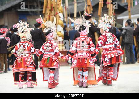 (190211) -- QIANDONGNAN, 11. Februar 2019 (Xinhua) -- Menschen der Miao-ethnischen Gruppe führen Lusheng-Tanz im Dorf Cenzui der Gemeinde Langdong im Kreis Rongjiang, Provinz Guizhou im Südwesten Chinas, 11. Februar 2019, dem siebten Tag des chinesischen Mondneujahrs, auf. Die Einheimischen luden am Montag Lusheng-Teams aus benachbarten Dörfern ein, um gemeinsam das Frühlingsfest oder das chinesische Mondneujahr zu feiern. (Xinhua/Wang Bingzhen) CHINA-GUIZHOU-QIANDONGNAN-LUSHENG-CELEBRATION (CN) PUBLICATIONxNOTxINxCHN Stockfoto