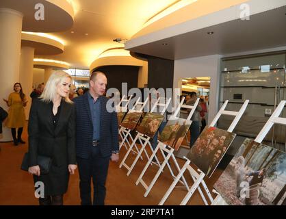 (190211) -- DRUSKININKAI, 11. Februar 2019 (Xinhua) -- Druskininkai Bürgermeister Ricardas Malinauskas (R) besucht eine Fotoausstellung mit dem Titel Impressions from China während einer chinesischen Neujahrsfeier in Druskininkai, Litauen, am 9. Februar 2019. Das chinesische Neujahr wurde am Samstag in der berühmten litauischen Kurstadt Druskininkai mit Ausstellungen, Musik, Teezeremonie und Kung Fu Show gefeiert. Das Chinesische Neujahrsfest, oder das Frühlingsfest, fand am 5. Februar dieses Jahres statt. In China beginnen die Feierlichkeiten etwa eine Woche im Voraus und enden mit dem Laternenfest am 15. Tag des neuen Jahres. Es ist ein Ereignis Stockfoto