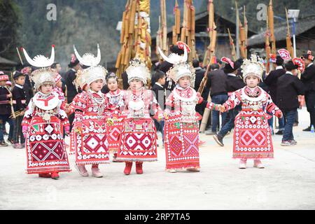 (190211) -- QIANDONGNAN, 11. Februar 2019 (Xinhua) -- Menschen der Miao-ethnischen Gruppe führen Lusheng-Tanz im Dorf Cenzui der Gemeinde Langdong im Kreis Rongjiang, Provinz Guizhou im Südwesten Chinas, 11. Februar 2019, dem siebten Tag des chinesischen Mondneujahrs, auf. Die Einheimischen luden am Montag Lusheng-Teams aus benachbarten Dörfern ein, um gemeinsam das Frühlingsfest oder das chinesische Mondneujahr zu feiern. (Xinhua/Wang Bingzhen) CHINA-GUIZHOU-QIANDONGNAN-LUSHENG-CELEBRATION (CN) PUBLICATIONxNOTxINxCHN Stockfoto