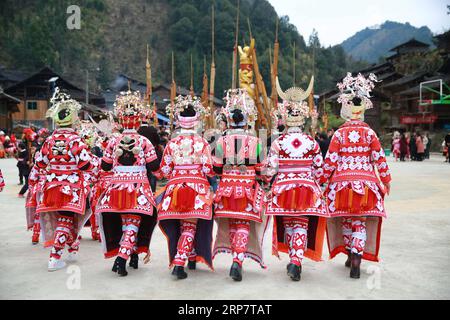 (190211) -- QIANDONGNAN, 11. Februar 2019 (Xinhua) -- Menschen der Miao-ethnischen Gruppe führen Lusheng-Tanz im Dorf Cenzui der Gemeinde Langdong im Kreis Rongjiang, Provinz Guizhou im Südwesten Chinas, 11. Februar 2019, dem siebten Tag des chinesischen Mondneujahrs, auf. Die Einheimischen luden am Montag Lusheng-Teams aus benachbarten Dörfern ein, um gemeinsam das Frühlingsfest oder das chinesische Mondneujahr zu feiern. (Xinhua/Li Changhua) CHINA-GUIZHOU-QIANDONGNAN-LUSHENG-CELEBRATION (CN) PUBLICATIONxNOTxINxCHN Stockfoto