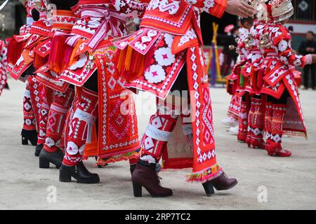 (190211) -- QIANDONGNAN, 11. Februar 2019 (Xinhua) -- Menschen der Miao-ethnischen Gruppe führen Lusheng-Tanz im Dorf Cenzui der Gemeinde Langdong im Kreis Rongjiang, Provinz Guizhou im Südwesten Chinas, 11. Februar 2019, dem siebten Tag des chinesischen Mondneujahrs, auf. Die Einheimischen luden am Montag Lusheng-Teams aus benachbarten Dörfern ein, um gemeinsam das Frühlingsfest oder das chinesische Mondneujahr zu feiern. (Xinhua/Huang Wanxin) CHINA-GUIZHOU-QIANDONGNAN-LUSHENG-CELEBRATION (CN) PUBLICATIONxNOTxINxCHN Stockfoto