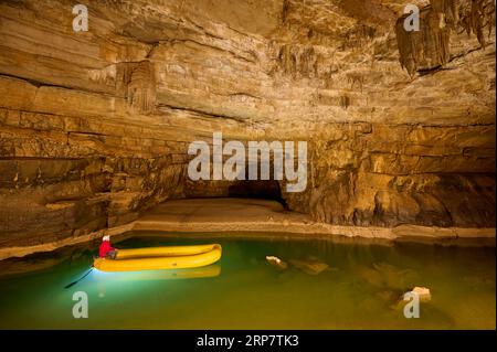 Karsthöhle, See, Schlauchboot, Höhlenforscher, Krizna jama, Cerknica, Carniola, Slowenien Stockfoto