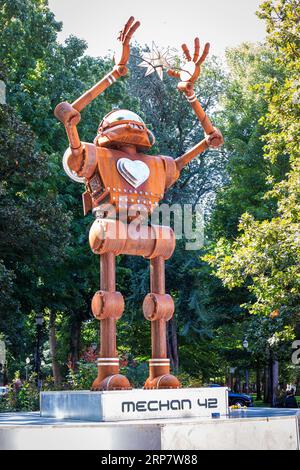 Mechan 42 Steel Statue im Viertel South Park Blocks in der Innenstadt von Portland, Oregon an einem sonnigen Sommertag Stockfoto