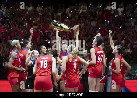 Brüssel, Belgien. September 2023. Spieler der Türkei feiern nach dem Sieg eines Volleyballspiels zwischen der Türkei und Italien am Sonntag, den 03. September 2023 in Brüssel, im Finale der Europameisterschaft der Frauen 2023. Das EuroVolley-Turnier 2023 findet vom 15. August bis zum 3. September statt. BELGA PHOTO KRISTOF VAN ACCOM Credit: Belga News Agency/Alamy Live News Stockfoto