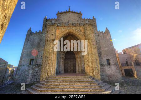 Hintergrundbeleuchtung, HDR, Sonnenstrahlen, Blendenprisma-Effekt, Norman Cathedral, Chiesa Madre di Santa Maria Assunta, super Weitwinkel, Portal, Erice, Trapani Stockfoto