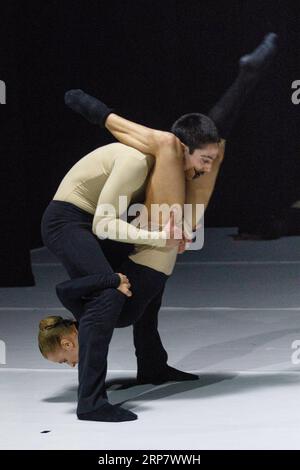 (190212) -- BUDAPEST, 12. Februar 2019 -- Mitglieder des Gyor Balletts führen die Passage auf, die Laszlo Velekei während einer Kostümprobe in Budapest, Ungarn, am 12. Februar 2019 choreographierte. Das Stück wird am 16. Februar während des Budapester Tanzfestivals uraufgeführt. UNGARN-BUDAPEST-BALLETTPASSAGE AttilaxVolgyi PUBLICATIONxNOTxINxCHN Stockfoto