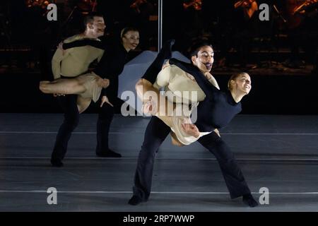 (190212) -- BUDAPEST, 12. Februar 2019 -- Mitglieder des Gyor Balletts führen die Passage auf, die Laszlo Velekei während einer Kostümprobe in Budapest, Ungarn, am 12. Februar 2019 choreographierte. Das Stück wird am 16. Februar während des Budapester Tanzfestivals uraufgeführt. UNGARN-BUDAPEST-BALLETTPASSAGE AttilaxVolgyi PUBLICATIONxNOTxINxCHN Stockfoto