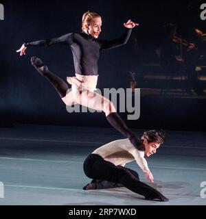 (190212) -- BUDAPEST, 12. Februar 2019 -- Mitglieder des Gyor Balletts führen die Passage auf, die Laszlo Velekei während einer Kostümprobe in Budapest, Ungarn, am 12. Februar 2019 choreographierte. Das Stück wird am 16. Februar während des Budapester Tanzfestivals uraufgeführt. UNGARN-BUDAPEST-BALLETTPASSAGE AttilaxVolgyi PUBLICATIONxNOTxINxCHN Stockfoto