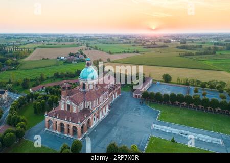 Luftaufnahme des Santuario di Santa Maria del Fonte Presso Caravaggio bei Sonnenuntergang. Caravaggio, Bezirk Bergamo, Lombardei, Italien, Europa. Stockfoto