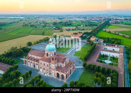 Luftaufnahme des Santuario di Santa Maria del Fonte Presso Caravaggio bei Sonnenuntergang. Caravaggio, Bezirk Bergamo, Lombardei, Italien, Europa. Stockfoto