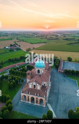 Luftaufnahme des Santuario di Santa Maria del Fonte Presso Caravaggio bei Sonnenuntergang. Caravaggio, Bezirk Bergamo, Lombardei, Italien, Europa. Stockfoto