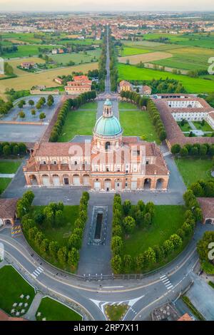 Luftaufnahme des Santuario di Santa Maria del Fonte Presso Caravaggio bei Sonnenuntergang. Caravaggio, Bezirk Bergamo, Lombardei, Italien, Europa. Stockfoto