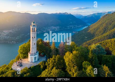 Luftaufnahme des Faro Voltiano von Brunate mit Blick auf Como und Como See im Sommer bei Sonnenuntergang. Brunate, Provinz Como, Lombardei, Italien. Stockfoto