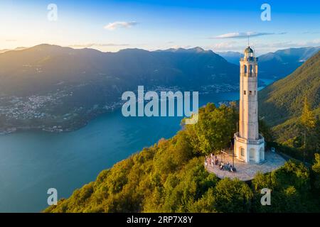 Luftaufnahme des Faro Voltiano von Brunate mit Blick auf Como und Como See im Sommer bei Sonnenuntergang. Brunate, Provinz Como, Lombardei, Italien. Stockfoto