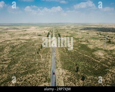 (190213) -- PEKING, 13. Februar 2019 -- Ein Fahrzeug fährt auf der Autobahn S215 durch die Kubuqi-Wüste in Hangjin Banner, Ordos-Stadt, Nordchinas Autonome Region Innere Mongolei, 31. Juli 2018. () Xinhua-Schlagzeilen: NASA-Satellitendaten bestätigen den Beitrag Chinas zu den globalen Ökologisierungsbemühungen Xinhua/XingxGuangli PUBLICATIONxNOTxINxCHN Stockfoto