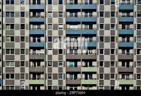 Fassade eines Fertigbaus mit Balkonen in Hohenschoenhausen, Bezirk Lichtenberg, Berlin Stockfoto