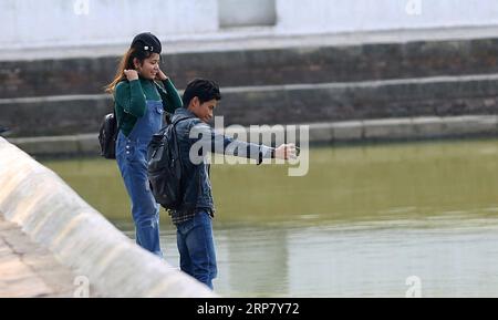 (190213) -- KATHMANDU, 13. Februar 2019 -- Ein Ehepaar nimmt am Vorabend des Valentinstag ein Selfie am Ufer des Sidhhapokhari-Teichs in Bhaktapur, Nepal, 13. Februar 2019. ) NEPAL-KATHMANDU-VALENTINE S DAY-EVE SUNILXSHARMA PUBLICATIONXNOTXINXCHN Stockfoto