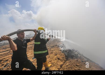 Gaza, Palästina. September 2023. Feuerwehrmänner bekämpfen einen Brand auf einer Müllhalde östlich von Gaza-Stadt. Die größte Mülldeponie fing aufgrund hoher Temperaturen und hoher Windgeschwindigkeiten Feuer an, und palästinensische Feuerwehrfahrzeuge stürzten aus, damit sie sich nicht auf Wohnviertel ausbreiteten. Quelle: SOPA Images Limited/Alamy Live News Stockfoto