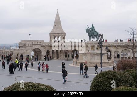 (190213) -- BUDAPEST, 13. Februar 2019 -- Touristen genießen den Blick auf die Stadt in Budapest, Ungarn, 13. Februar 2019. Ungarn zog im vergangenen Jahr eine Rekordzahl ausländischer Besucher an, 650.000 mehr als 2017, laut offiziellen Quellen hier am späten Dienstag. ) UNGARN-BUDAPEST-TOURISMUS AttilaxVolgyi PUBLICATIONxNOTxINxCHN Stockfoto