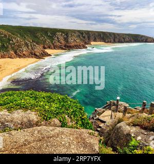 Blick vom Minack Theatre auf die felsige Küste mit Pedn Vounder Beach und Porthcurno Beach, Penzance, Cornwall, England, Vereinigtes Königreich Stockfoto