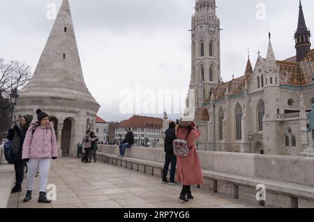 (190213) -- BUDAPEST, 13. Februar 2019 -- Touristen genießen den Blick auf die Stadt in Budapest, Ungarn, 13. Februar 2019. Ungarn zog im vergangenen Jahr eine Rekordzahl ausländischer Besucher an, 650.000 mehr als 2017, laut offiziellen Quellen hier am späten Dienstag. ) UNGARN-BUDAPEST-TOURISMUS AttilaxVolgyi PUBLICATIONxNOTxINxCHN Stockfoto