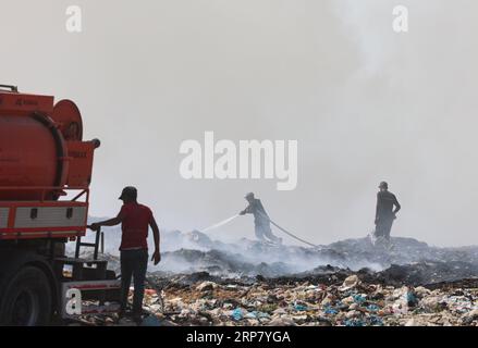 Gaza, Palästina. September 2023. Feuerwehrmänner bekämpfen einen Brand auf einer Müllhalde östlich von Gaza-Stadt. Die größte Mülldeponie fing aufgrund hoher Temperaturen und hoher Windgeschwindigkeiten Feuer an, und palästinensische Feuerwehrfahrzeuge stürzten aus, damit sie sich nicht auf Wohnviertel ausbreiteten. Quelle: SOPA Images Limited/Alamy Live News Stockfoto