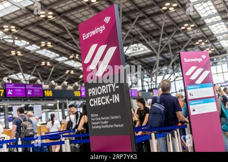 Reisende am Flughafen Stuttgart, Check-in am Terminal 1 für Sommerferien, Stuttgart, Baden-Württemberg, Deutschland Stockfoto