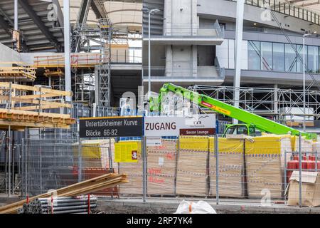 Baustelle MHPArena Stuttgart. Der Austragungsort des Bundesliga-Clubs VfB Stuttgart wird bei A für die UEFA-Europameisterschaft 2024 fit gemacht Stockfoto