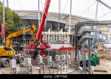 Baustelle MHPArena Stuttgart. Der Austragungsort des Bundesliga-Clubs VfB Stuttgart wird bei A für die UEFA-Europameisterschaft 2024 fit gemacht Stockfoto