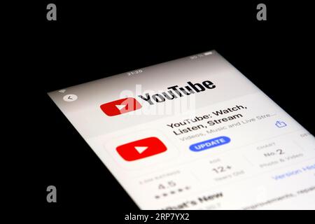 Detaillierte Ansicht eines Smartphones mit Youtube-App im iPhone App Store, Deutschland Stockfoto