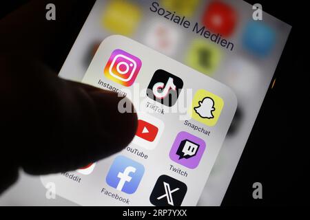 Social-Media-Symbol, Detailansicht eines Smartphones mit Social-Media-Apps, Facebook, Twitter, Instagram, Tik Tok, Snapchat, Pinterest, YouTube, Twitch Stockfoto